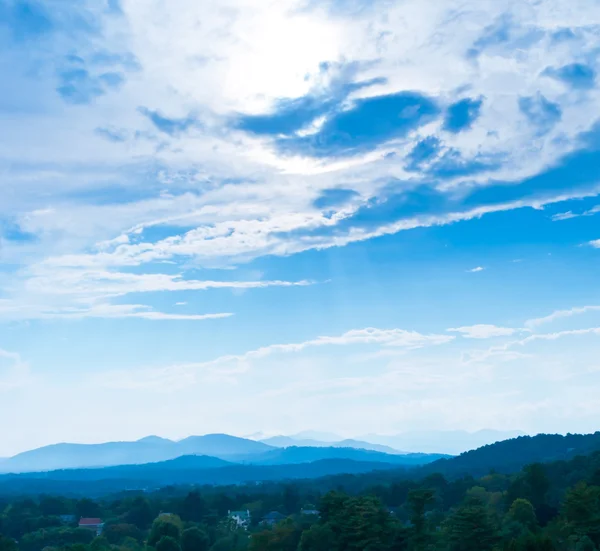 Mooie blauwe hemel op het landschap van bergen. — Stockfoto
