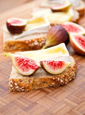 bütün tahıl ekmeği ile eritilmiş brie peyniri ve incir.