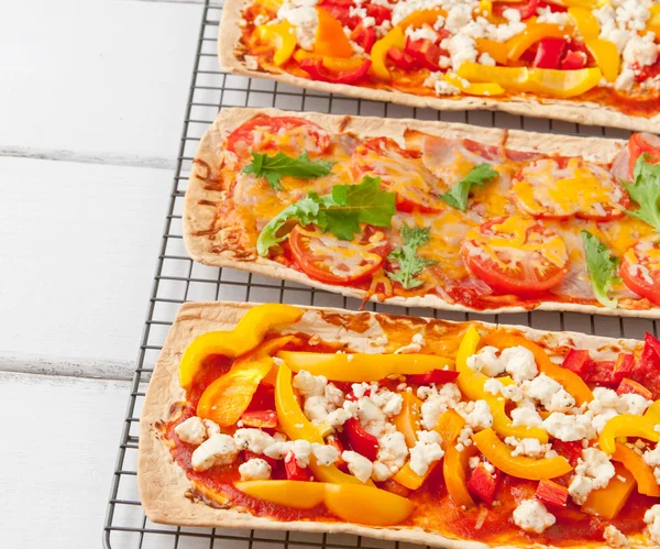 Back-ups flatbread met verscheidenheid van toppings. — Stockfoto