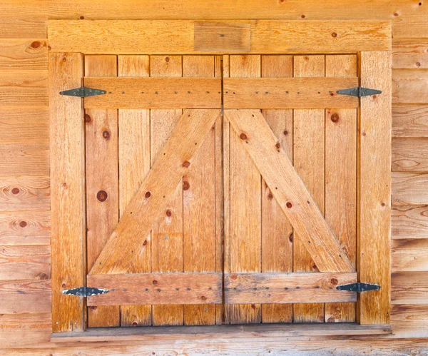 Portas de janela de madeira com dobradiças de ferro — Fotografia de Stock