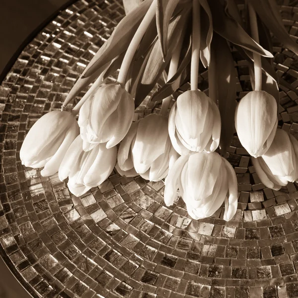 Červené tulipány na mozaikový stolek. — Stock fotografie