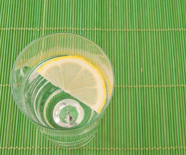 Glas Wasser mit Zitrone — Stockfoto