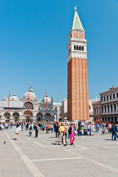 San Marcoplein met campanile, basilika san marco en doge pa — Stockfoto