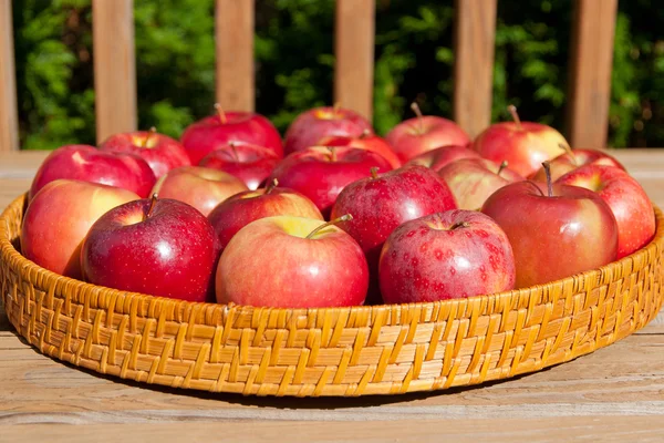 Lade met appels — Stockfoto