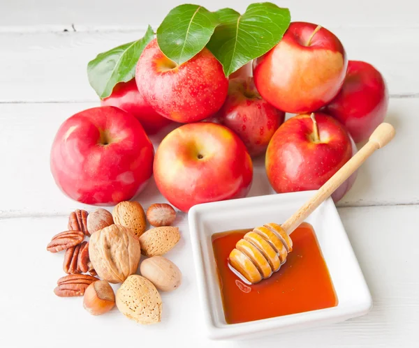 Äpplen, nötter och honung — Stockfoto
