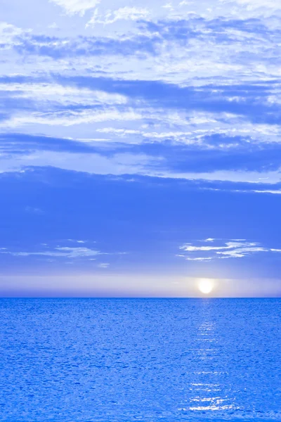 Blue toned sunset sky and ocean. — Stock Photo, Image