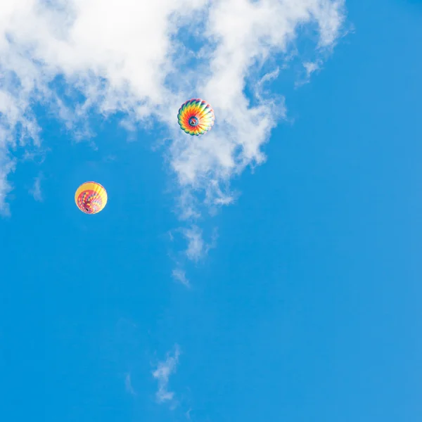 青い空に 2 つの熱気球 — ストック写真