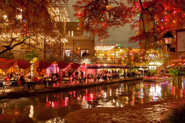 Paseo por el río en la ciudad de San Antonio por la noche en temporada de vacaciones — Foto de Stock