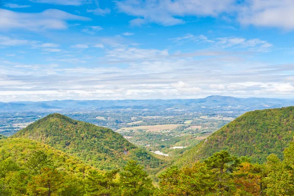 Blick auf Tal und Waldberg. — Stockfoto