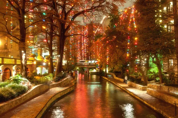 Passeio de rio na cidade de San Antonio durante a noite na estação de férias Fotos De Bancos De Imagens