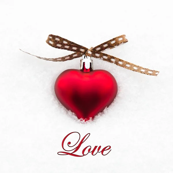 Aşk ile kar üzerinde kırmızı kalp tebrik kartı — Stok fotoğraf