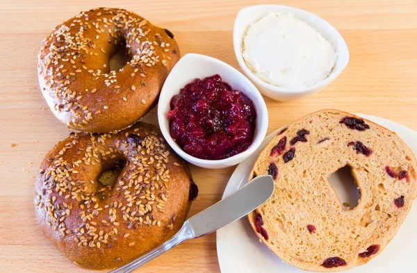 Hemlagad fullkorn bagels med sesamfrön och tranbär. — Stockfoto