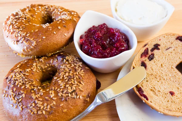 Homemade whole grain bagels with sesame seeds and cranberries. — Stock Photo, Image