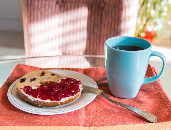 Ontbijt met bagel en koffie. — Stockfoto