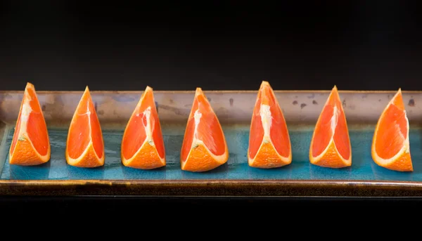 Slices of  the cara cara oranges with its pinkish red color inte — Stock Photo, Image