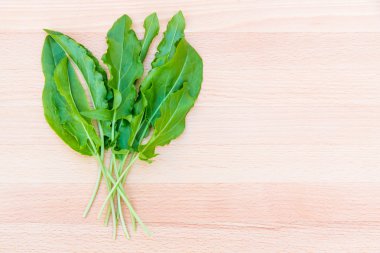 kesme tahtası üzerinde taze organik kuzukulağı