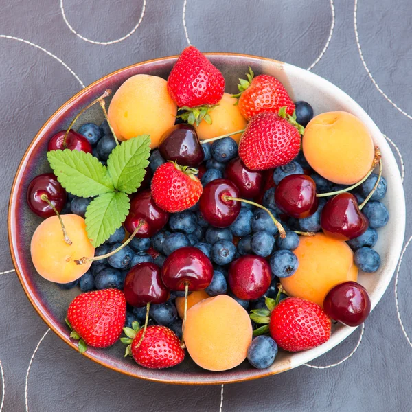 Tigela de frutas e bagas de verão . — Fotografia de Stock