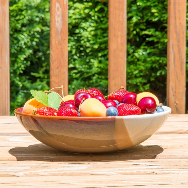 Ciotola di frutti estivi e bacche . — Foto Stock