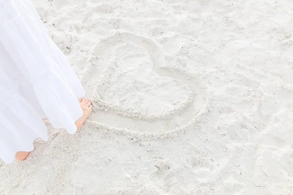 Ritning hjärtat på sanden — Stockfoto