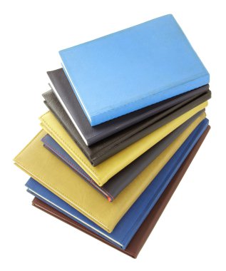 izole kırpma yolu ile beyaz arka plan üzerinde kitap yığını