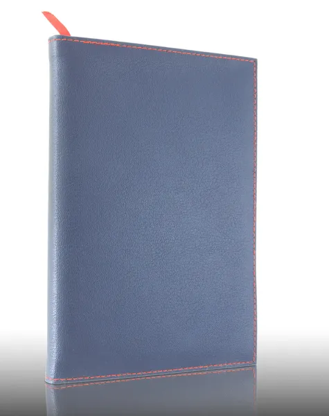 Cuaderno de cuero azul en reflejar el suelo y el fondo blanco — Foto de Stock