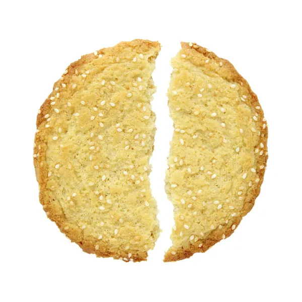 Biscoitos de sésamo quebrados isolados em branco — Fotografia de Stock