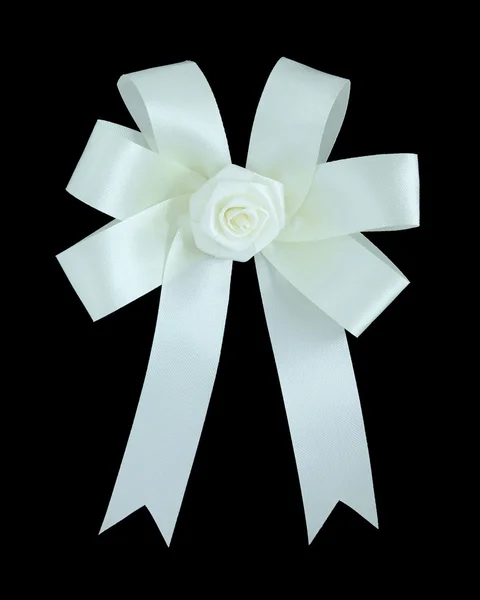 Λευκό σατέν δώρο τόξο. κορδέλα. απομονώνονται σε μαύρο με ψαλίδισμα pa — Φωτογραφία Αρχείου