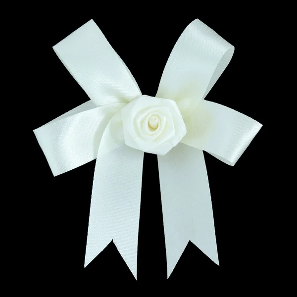 White satin gift bow. Ribbon. Isolated on black with clipping pa — Stock Photo, Image