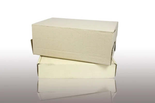 Beyaz zemin üzerinde karton kutular yığını — Stok fotoğraf