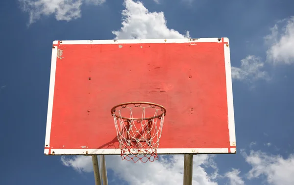 Utomhus basket hoop med blå himmel och moln — Stockfoto