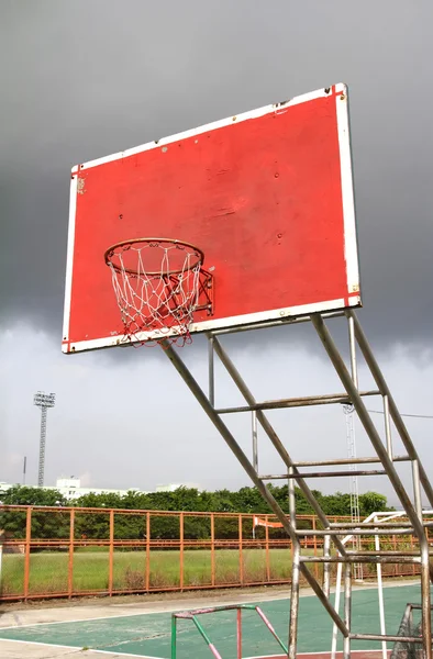 Gamla utomhus basket hoop emot — Stockfoto