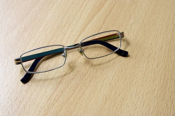 Gafas graduadas sobre fondo de madera — Foto de Stock