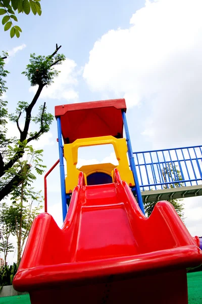 Mały plac zabaw dla dzieci w parku — Zdjęcie stockowe