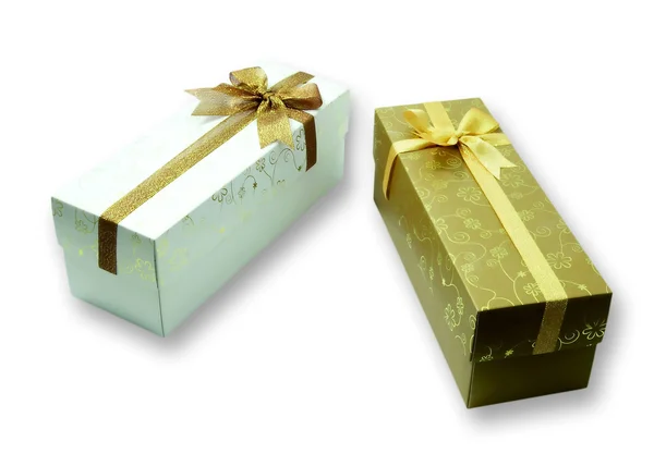 Beyaz arka planda kurdeleli hediye kutusu — Stok fotoğraf