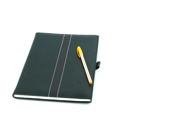 Cuaderno y pluma aislados sobre un fondo blanco —  Fotos de Stock