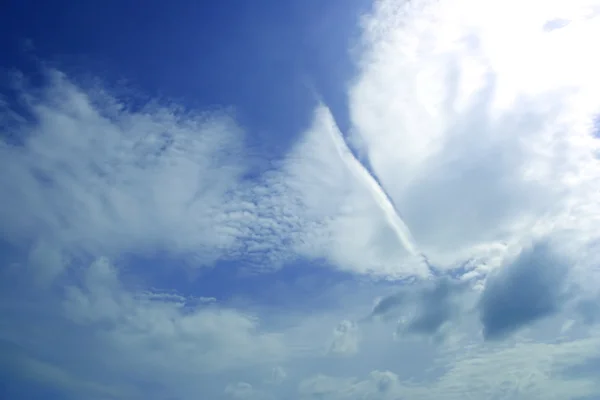 Blauwe lucht met wolken — Stockfoto