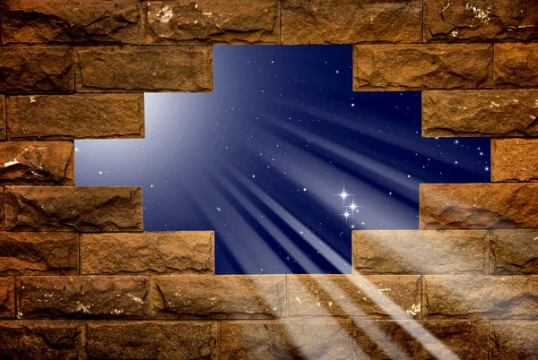 Cielo notturno con luce attraverso il foro nel muro di mattoni — Foto Stock
