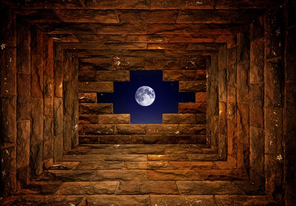 Natthimlen med ljus genom hålet i tegelvägg — Stockfoto