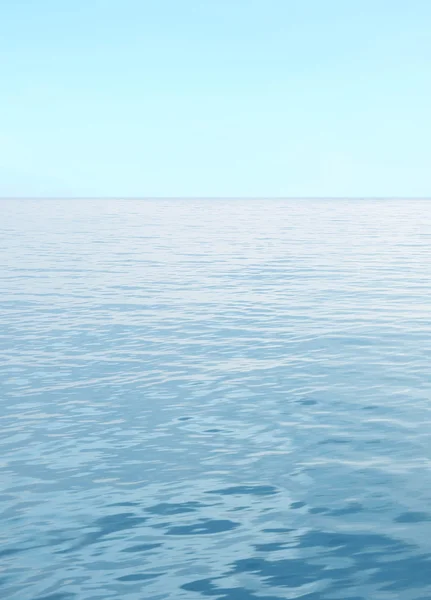 Mar azul con olas y cielo azul claro — Foto de Stock