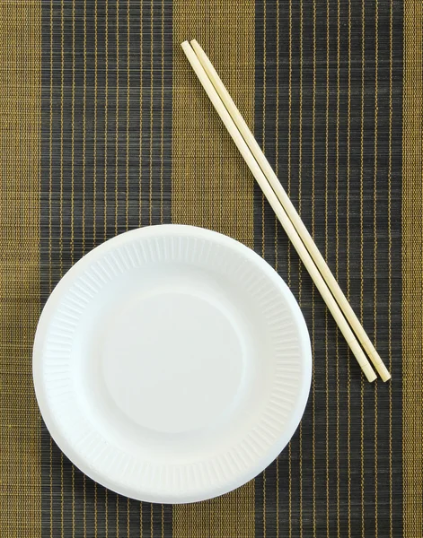 Beyaz tabak ve yemek çubukları — Stok fotoğraf