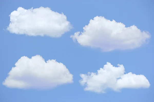 Quatro nuvens com céu azul — Fotografia de Stock