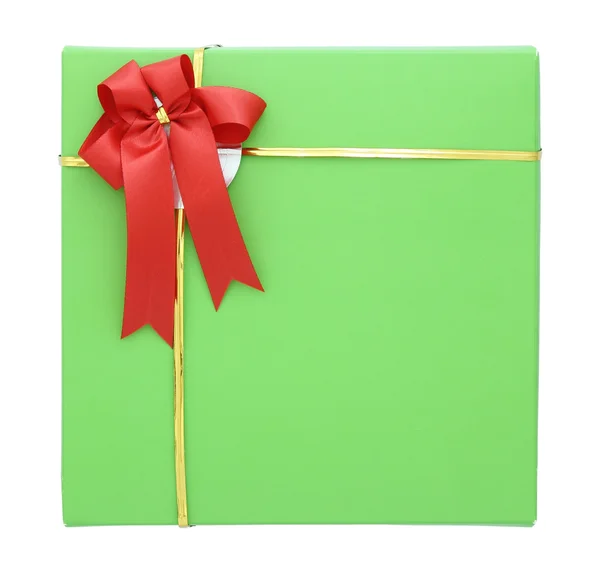 Grön gåva box med rött band rosett isolerad på vit med clippi — Stockfoto