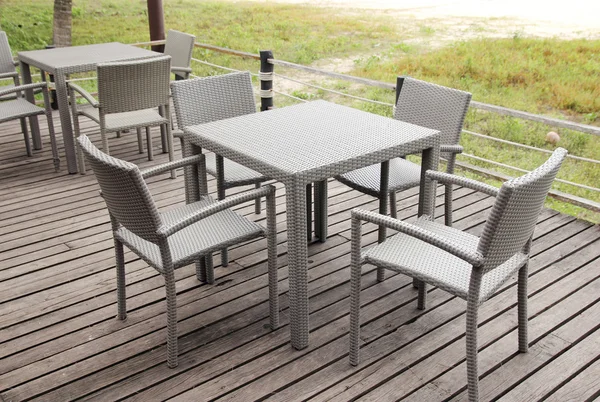 Asztalokkal és székekkel üdülőhelyen szabadtéri étterem — Stock Fotó