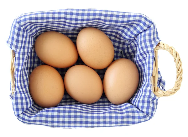 Telur dalam keranjang diisolasi pada putih — Stok Foto