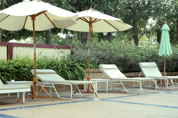 Tengerparti székek és esernyők — Stock Fotó