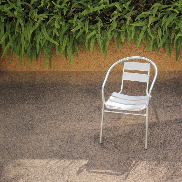 Από ανοξείδωτο χάλυβα καρέκλα σε ένα κήπο — Φωτογραφία Αρχείου