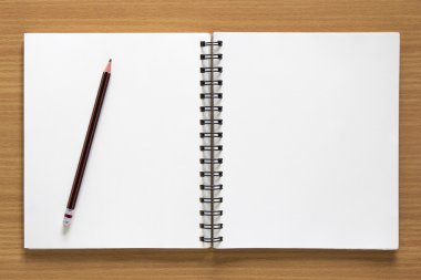 boş spiral not defteri ve kalem ahşap zemin üzerinde