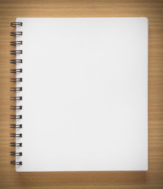 ahşap zemin üzerinde boş spiral defter