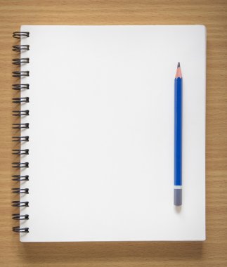 boş spiral defter ve kalem ahşap zemin üzerinde