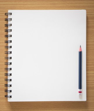 boş spiral defter ve kalem ahşap zemin üzerinde